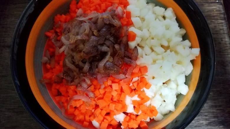 马蹄肉馅饼,在肉沬上倒入马蹄粒，胡萝卜丁和煎好的洋葱。