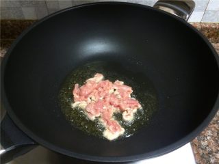 双耳菜花炒肉片,放入肉片快速翻炒10秒。