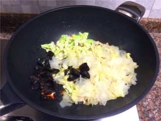 双耳菜花炒肉片,放入花菜、黑木耳和银耳翻炒30秒。