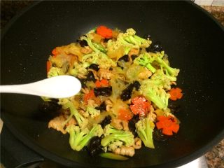 双耳菜花炒肉片,倒入适量生抽和盐翻炒30秒即可出锅。