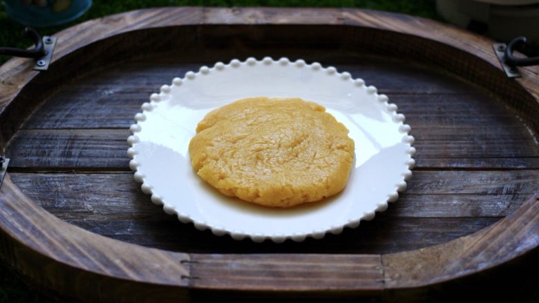 香酥可口的华夫杏仁饼干（花生油版）,用手揉成光滑的面团后醒发10分钟左右