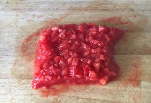 番茄鸡蛋黄瓜,将番茄肉切碎备用。