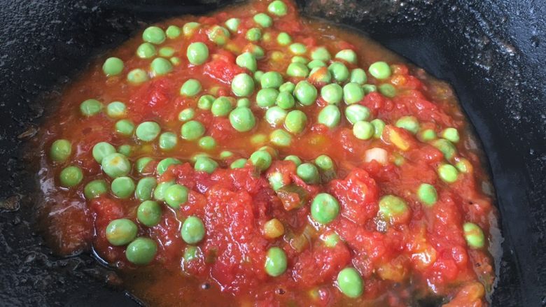 番茄鸡蛋黄瓜,放入豌豆，将豌豆炒熟。