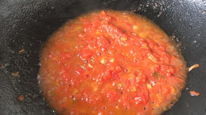 番茄鸡蛋黄瓜,放入番茄，将番茄炒至软烂。