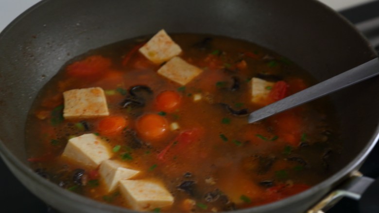 杂蔬鸭汤手擀面,加入鸭汤和豆腐煮，大约煮10分钟，加盐调味。
