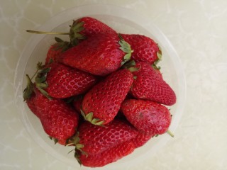 水果捞,一些草莓