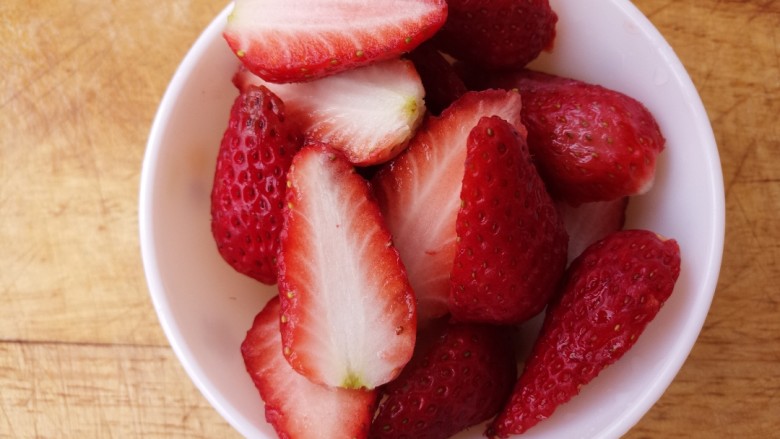 水果捞,草莓洗净切两半