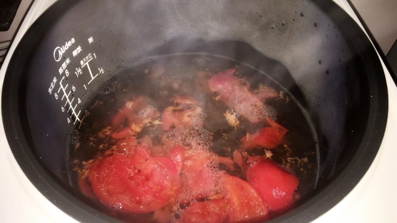 懒人电饭锅版西红柿土豆汤,放在电饭锅里加入水