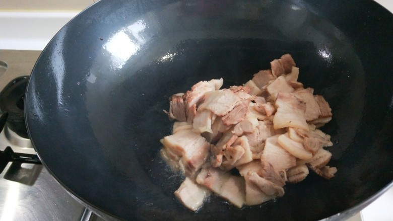 家常回锅肉,放入猪肉片，加入一克盐不会到处溅油。