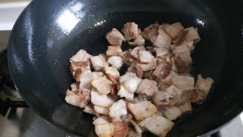 家常回锅肉,煸炒出油。