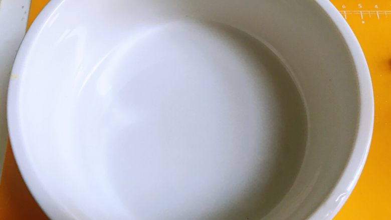 来自电饭锅里的秋葵蒸蛋,找一个直径大一点，高度浅一点的碗，这样秋葵零零散散更漂亮