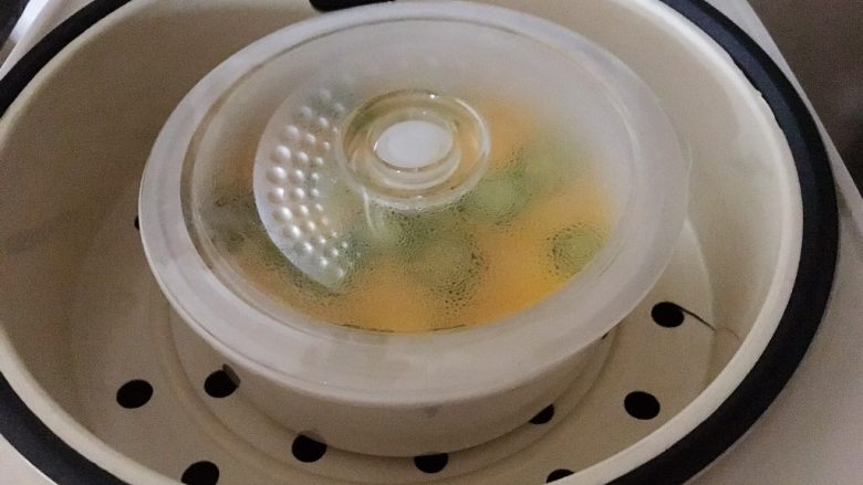 来自电饭锅里的秋葵蒸蛋,盖上盖子，没有可以盖上保鲜膜