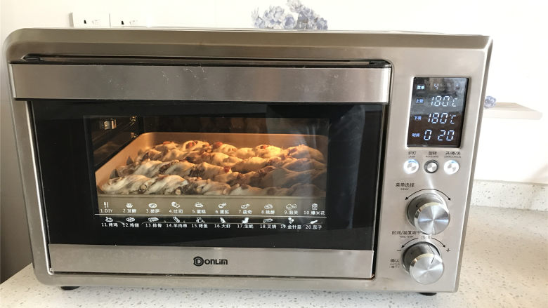 葡萄干坚果面包棍,放入事先180度预热的烤箱内烘烤20分钟左右。
