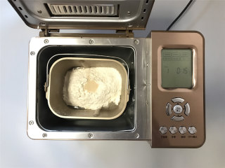 梭形砂糖面包,所有材料（除黄油外）放入面包机内，设置和面15分钟。