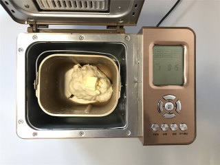 梭形砂糖面包,加入软化的黄油，继续设置和面15分钟。
