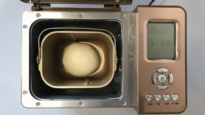 梭形砂糖面包,将面团收圆后，放入面包机内，设置发酵30分钟。