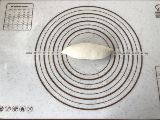 梭形砂糖面包,翻面后底部压薄，由下往下卷成梭形。