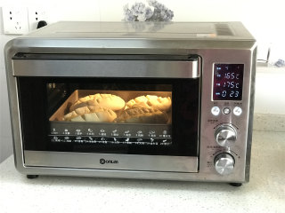 梭形砂糖面包,放入事先上管165度下管175度预热好的烤箱中烘烤25分钟左右。