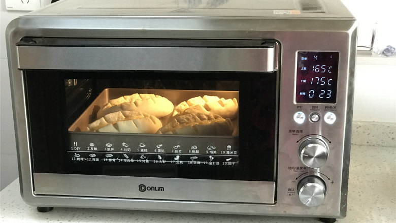 梭形砂糖面包,放入事先上管165度下管175度预热好的烤箱中烘烤25分钟左右。