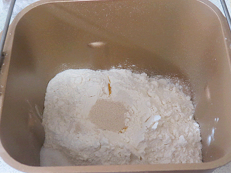 花样面点之【南瓜蝴蝶花卷】,将材料全部放入面包机桶内，选择和面程序20分钟(南瓜泥含水量不同，看面团干温状态进行适当调整)