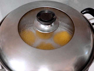 花样面点之【南瓜蝴蝶花卷】,锅内注入温热水，盖上锅盖发酵约20分钟左右