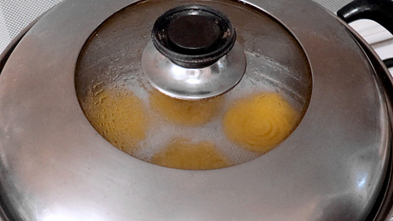 花样面点之【南瓜蝴蝶花卷】,锅内注入温热水，盖上锅盖发酵约20分钟左右