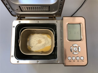 炼乳奶酪小餐包,面团材料除黄油外，全部放入面包机内，设置和面15分钟。