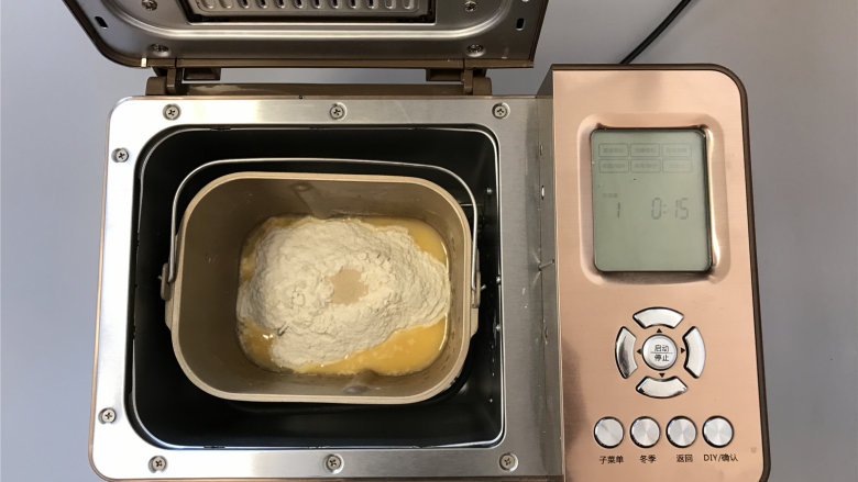 炼乳奶酪小餐包,面团材料除<a style='color:red;display:inline-block;' href='/shicai/ 887'>黄油</a>外，全部放入面包机内，设置和面15分钟。