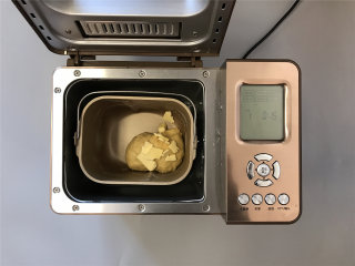 炼乳奶酪小餐包,和面结束，加入黄油，继续设置和面15分钟。