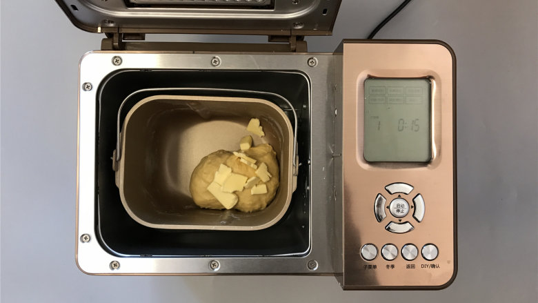 炼乳奶酪小餐包,和面结束，加入黄油，继续设置和面15分钟。