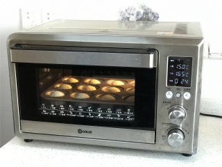 炼乳奶酪小餐包,烤箱上管150度下管165度预热，预热结束，放入底层，烘烤25分钟左右。