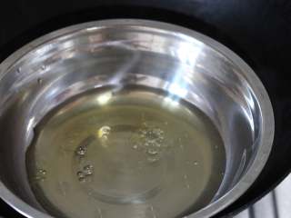 椰汁抹茶果冻慕斯,先用3片吉利丁，冷水泡软备用