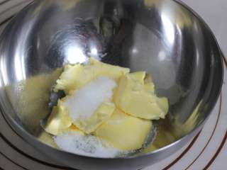 椰汁抹茶果冻慕斯,奶油奶酪加40克白砂糖隔热水软化！软化好的奶油奶酪用电动打蛋器搅打均匀