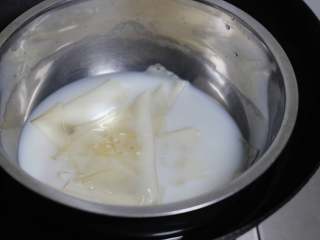 椰汁抹茶果冻慕斯,泡软的吉利丁捞入椰浆中，隔热水融化搅匀备用