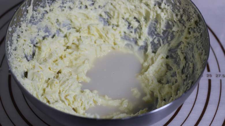 椰汁抹茶果冻慕斯,将第四步的椰汁吉利丁溶液倒一半在步骤3的奶酪中，用打蛋器打匀，然后加入剩下的椰汁吉利丁溶液，继续打匀