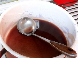 夏日冰饮【紫苏柠檬汁】,加入100克冰糖再次煮沸，待糖全部溶化后，关火。放凉