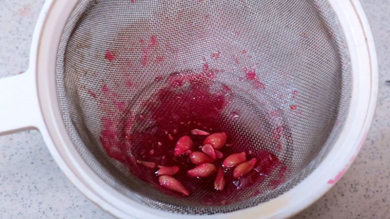 夏日冰饮【紫苏柠檬汁】,用筛网过滤一遍