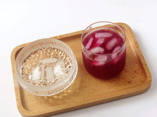 夏日冰饮【紫苏柠檬汁】,也可以加冰块享用；或与朗姆酒、苏打水搭配，调制成鸡尾酒饮用