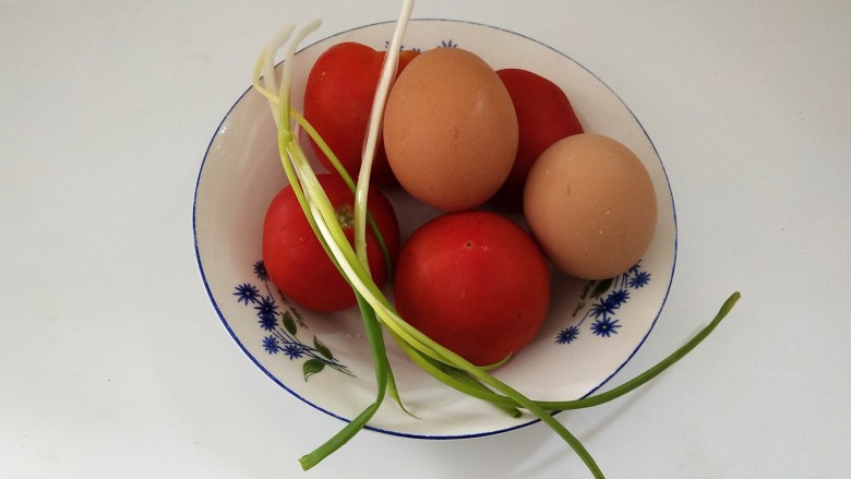 最简单的家常菜做法~番茄炒蛋,准备好食材洗净