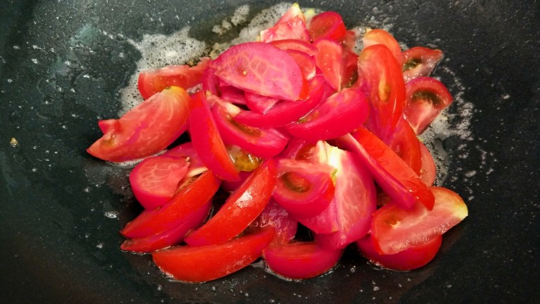 最简单的家常菜做法~番茄炒蛋,下番茄炒匀