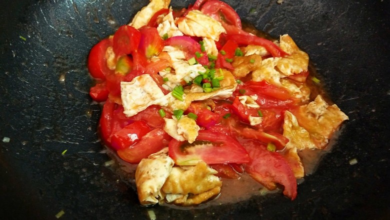 最简单的家常菜做法~番茄炒蛋,出锅前加入葱叶即可