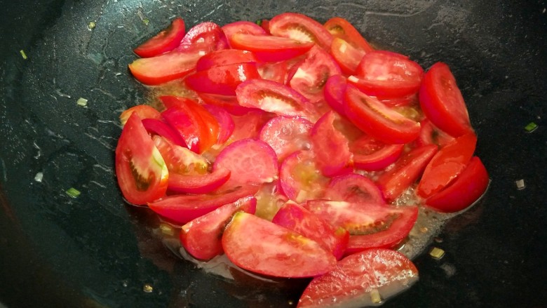 最简单的家常菜做法~番茄炒蛋,加盐调味