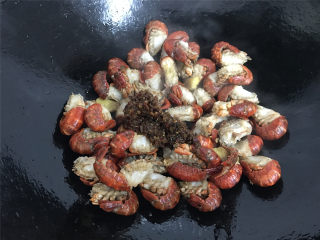 香辣小龙虾,炒至小龙虾呈红色后放入香辣龙虾调料。