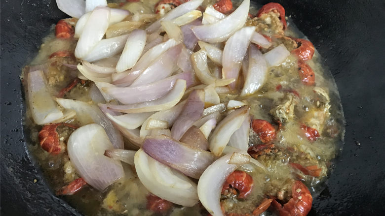 香辣小龙虾,放入爆好的洋葱，一起翻炒均匀。