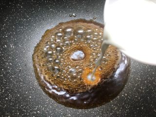 香菇酿肉,倒入少许水淀粉，快速搅拌成透明色的芡汁