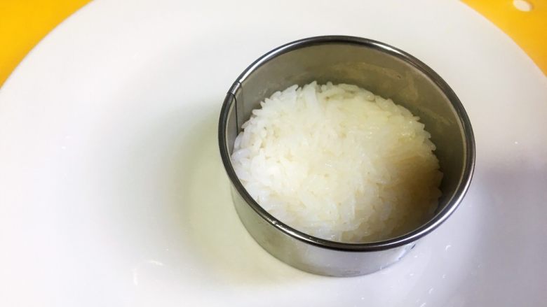 剩饭剩菜的变身-彩虹米饭,找一个小模具，铺一层米饭，记得要压实哦😊