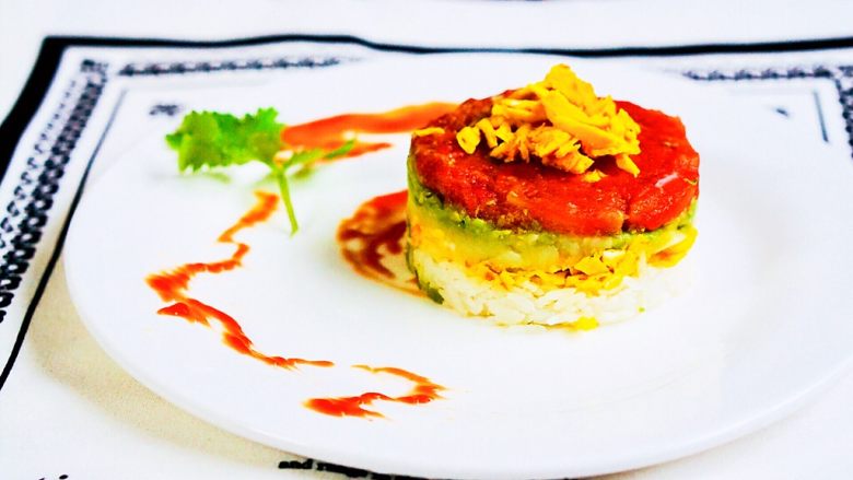 剩饭剩菜的变身-彩虹米饭,脱模放在盘子上，四周按照自己喜欢的样子画一下