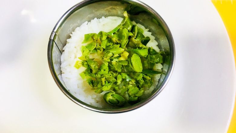 剩饭剩菜的变身-彩虹米饭,再铺一层蚕豆或者蚕豆泥