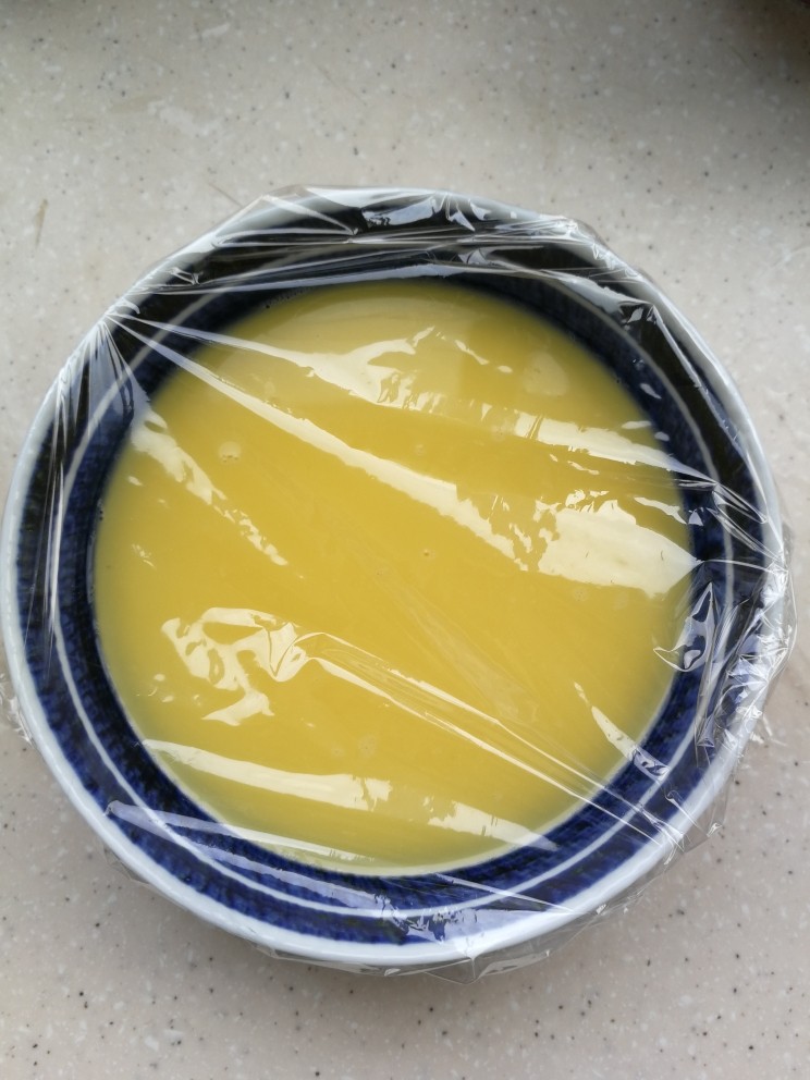 秋葵鸡蛋羹,在保鲜膜上锅蒸