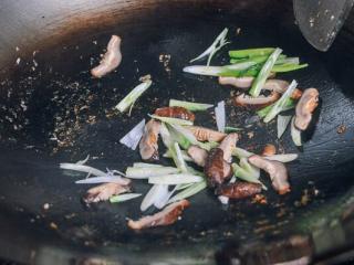 豆芽炒鸡肉,大火热锅加油，把蘑菇和葱头放进去炒。大伙炒20秒。转中火。